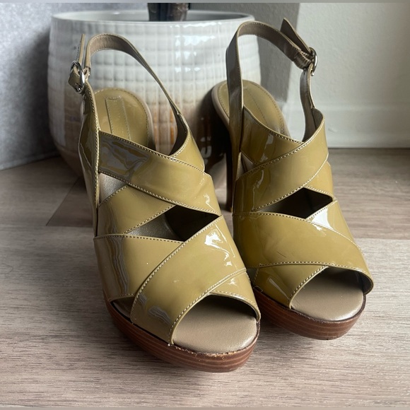 BANANA REPUBLIC TAN/Brown Classic Leather Design Heels - Picture 3 of 8